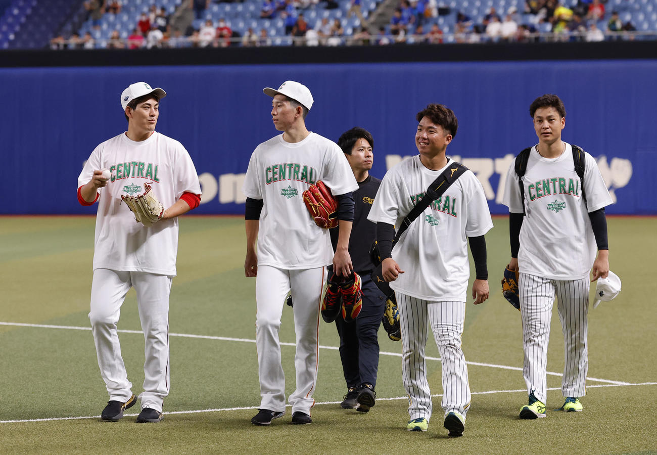 全セ対全パ　談笑する（左から）広島九里、巨人戸郷、阪神村上、大竹（撮影・藤尾明華）