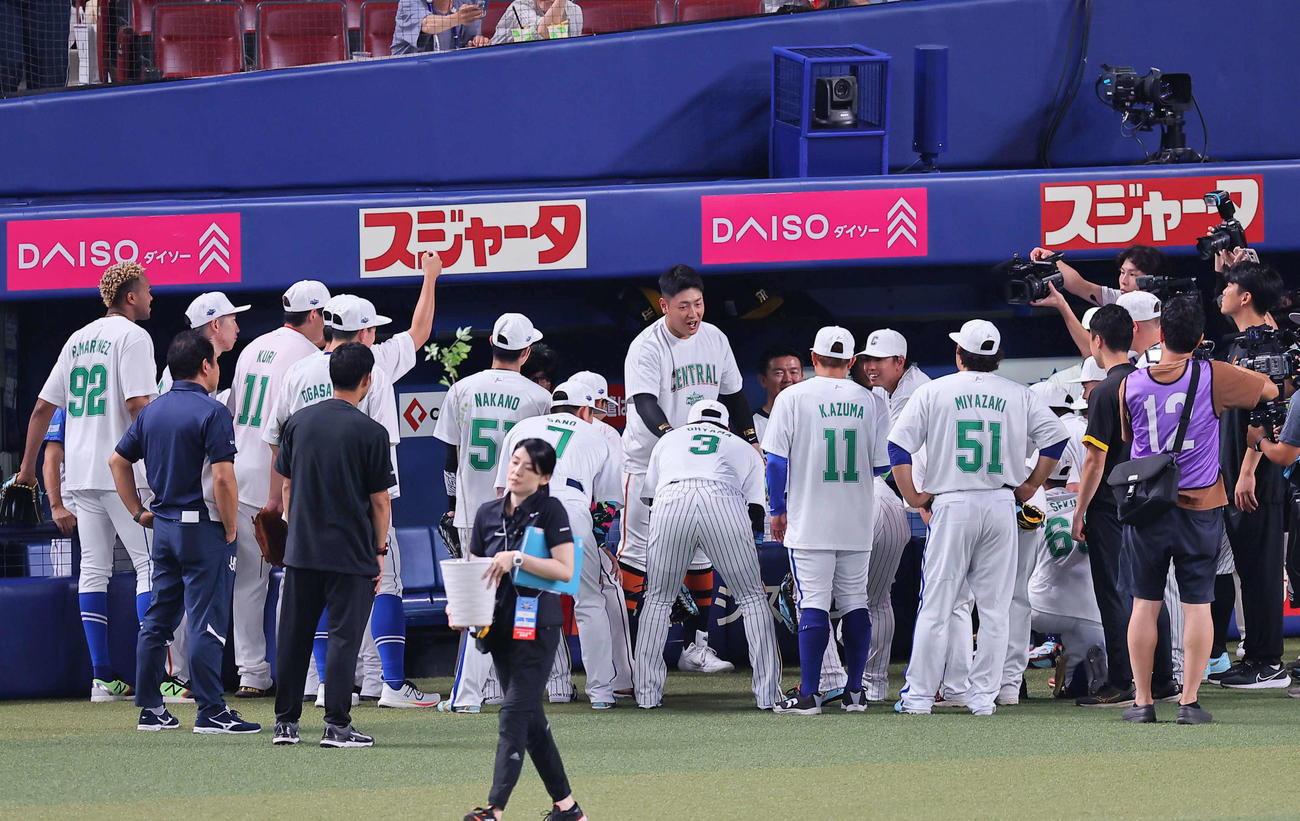 全セ対全パ　岡本和（中央）は円陣の中央で声出しをする（撮影・上田博志）
