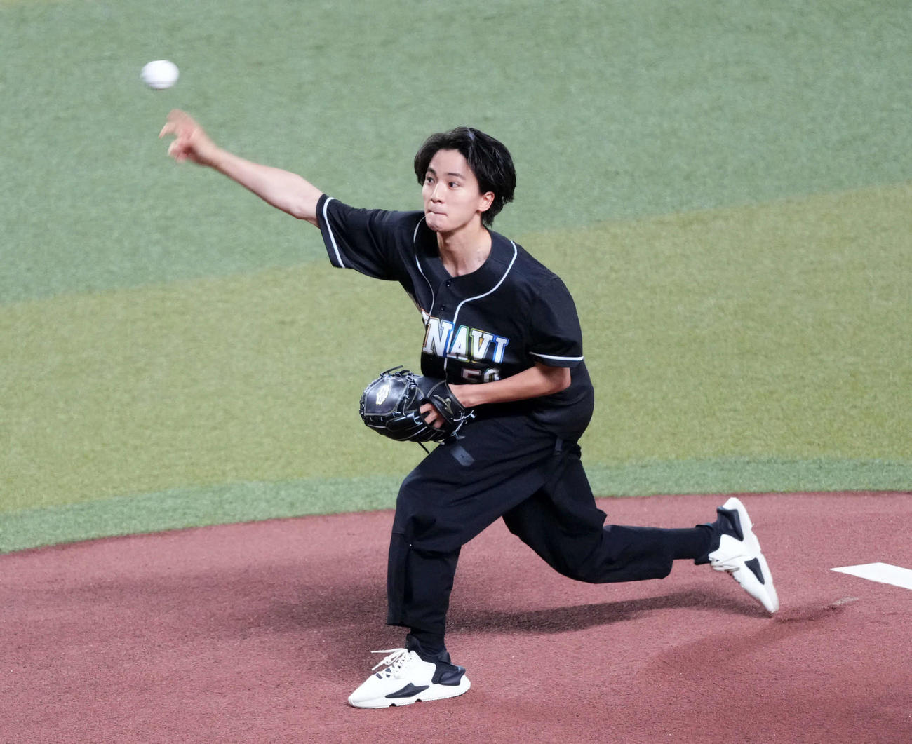 全セ対全パ　ファーストピッチセレモニーをする木戸大聖（撮影・横山健太）