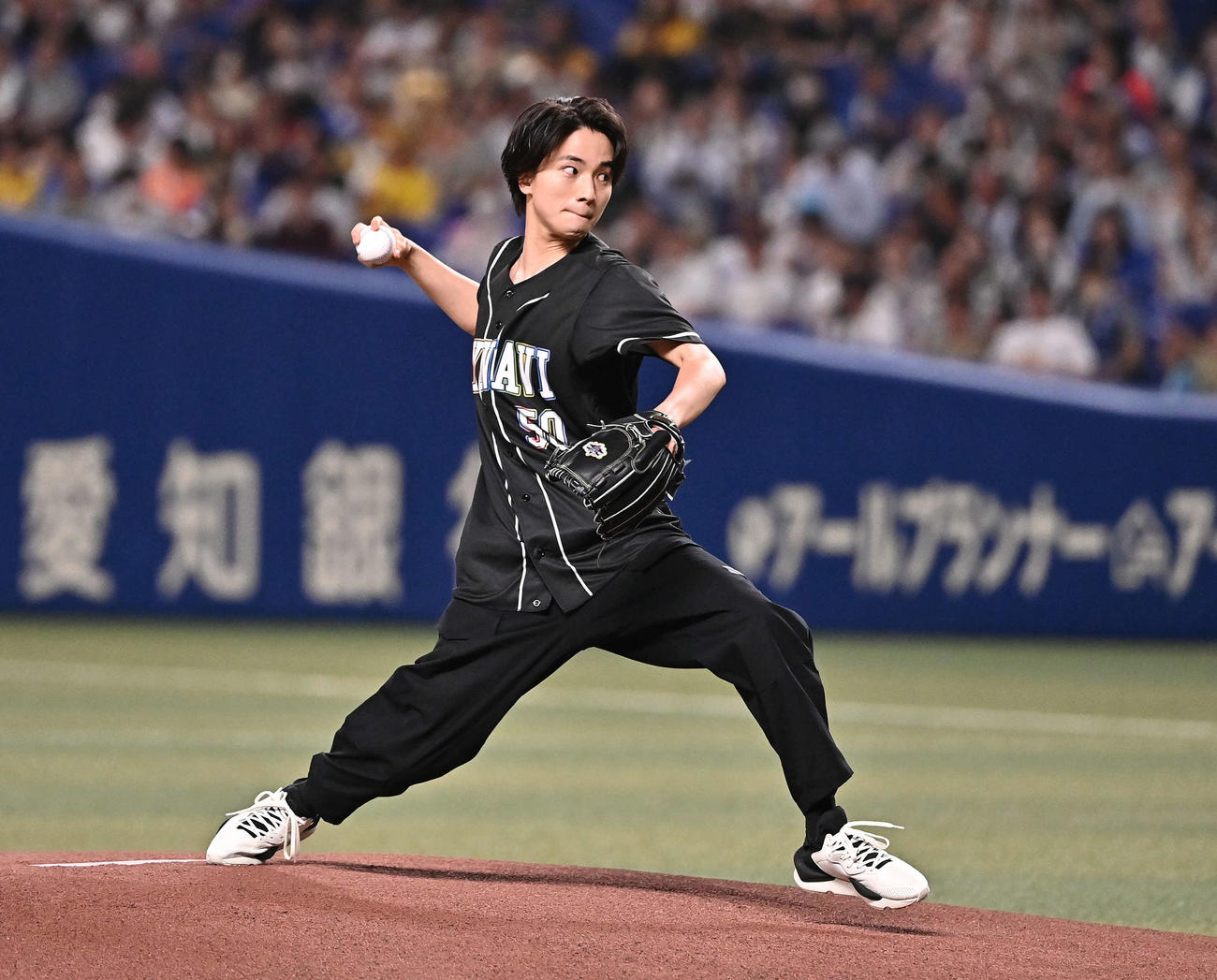 セレモニアルピッチで投球する木戸大聖（撮影・滝沢徹郎）