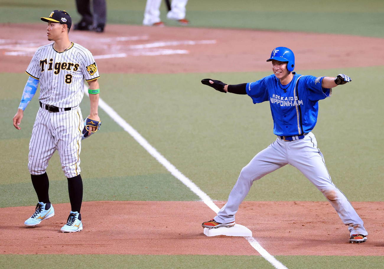 全セ対全パ　1回表全パ無死一、二塁、柳田の中前適時打で三塁進塁した松本剛はセーフのポーズ（撮影・浅見桂子）