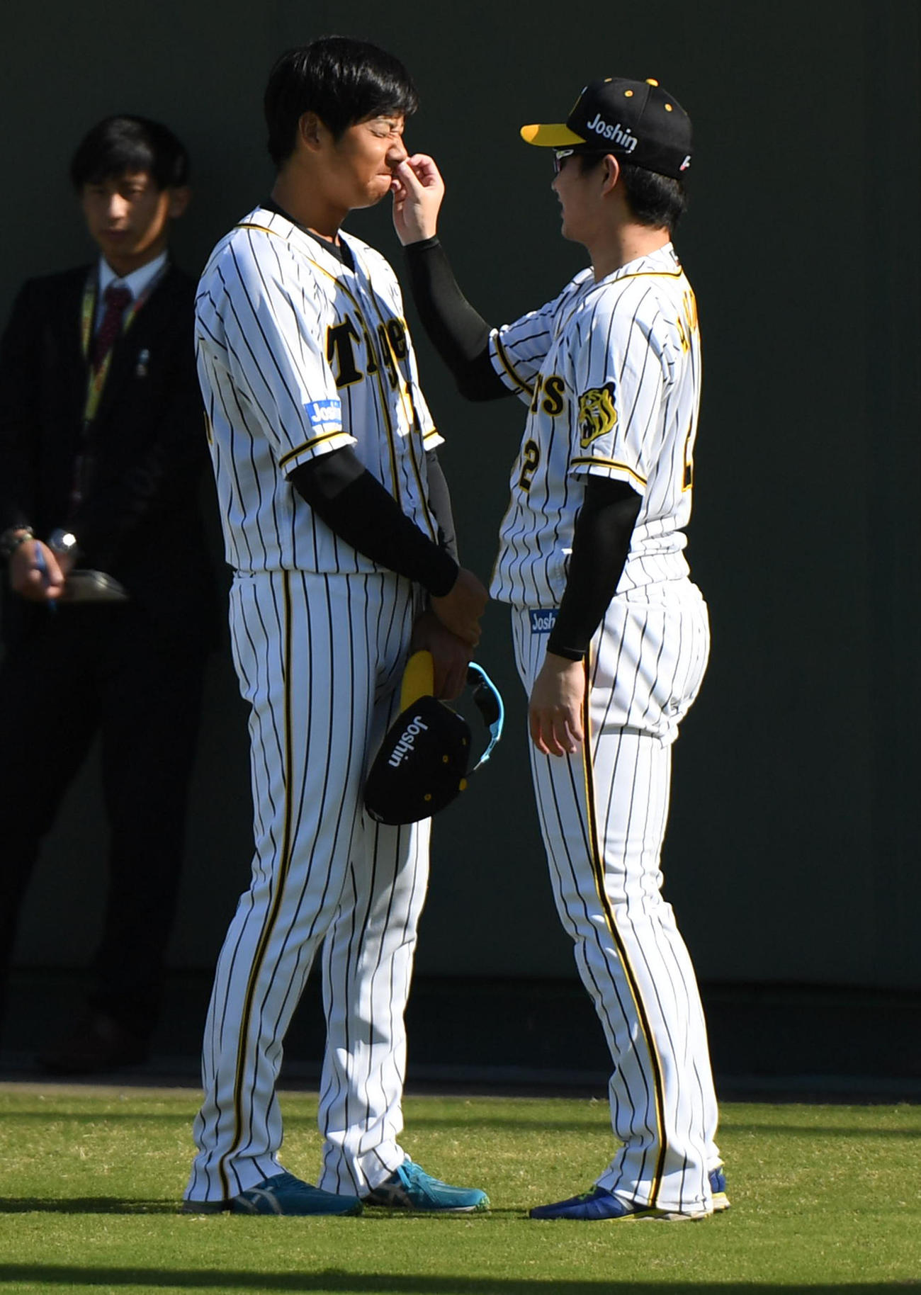 18年10月、鳴尾浜で横田さん（左）の鼻を触る北條