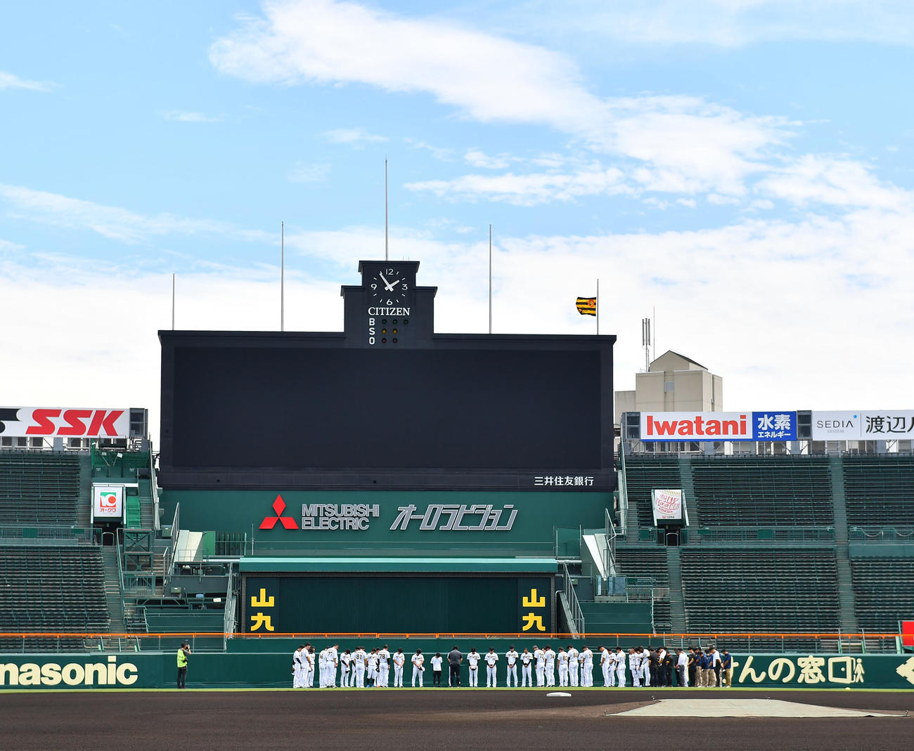死去した横田慎太郎さんに向けて甲子園で黙とうを捧げる阪神ナイン（撮影・清水貴仁）