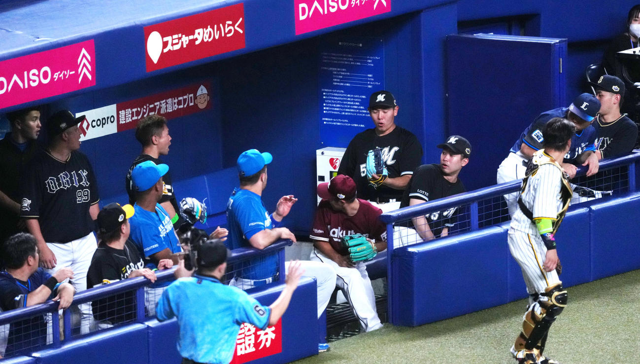 全セ対全パ　2回表、ベンチでボールをナイスキャッチし祝福される全パ安田（中央）（撮影・横山健太）