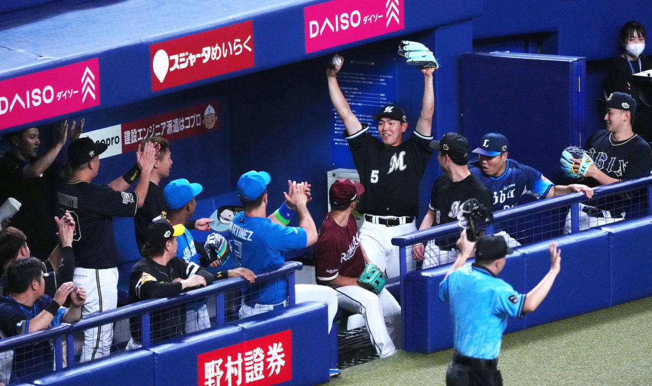 全セ対全パ　2回表、ベンチでボールをナイスキャッチし祝福される全パ安田（中央）（撮影・横山健太）