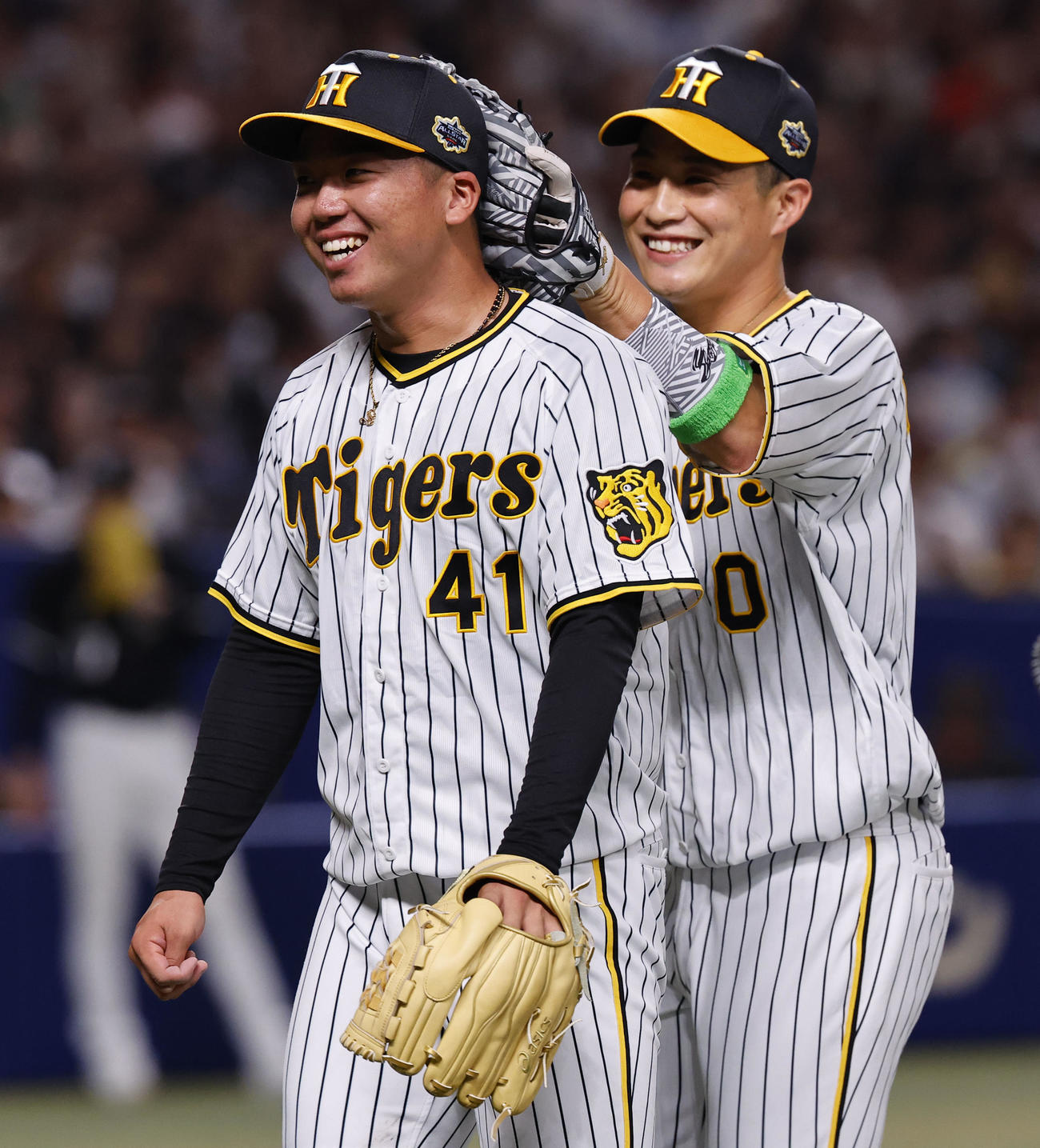 全セ対全パ　1回に4失点し、木浪（右）に頭をなでられベンチに戻る全セ村上（撮影・藤尾明華）
