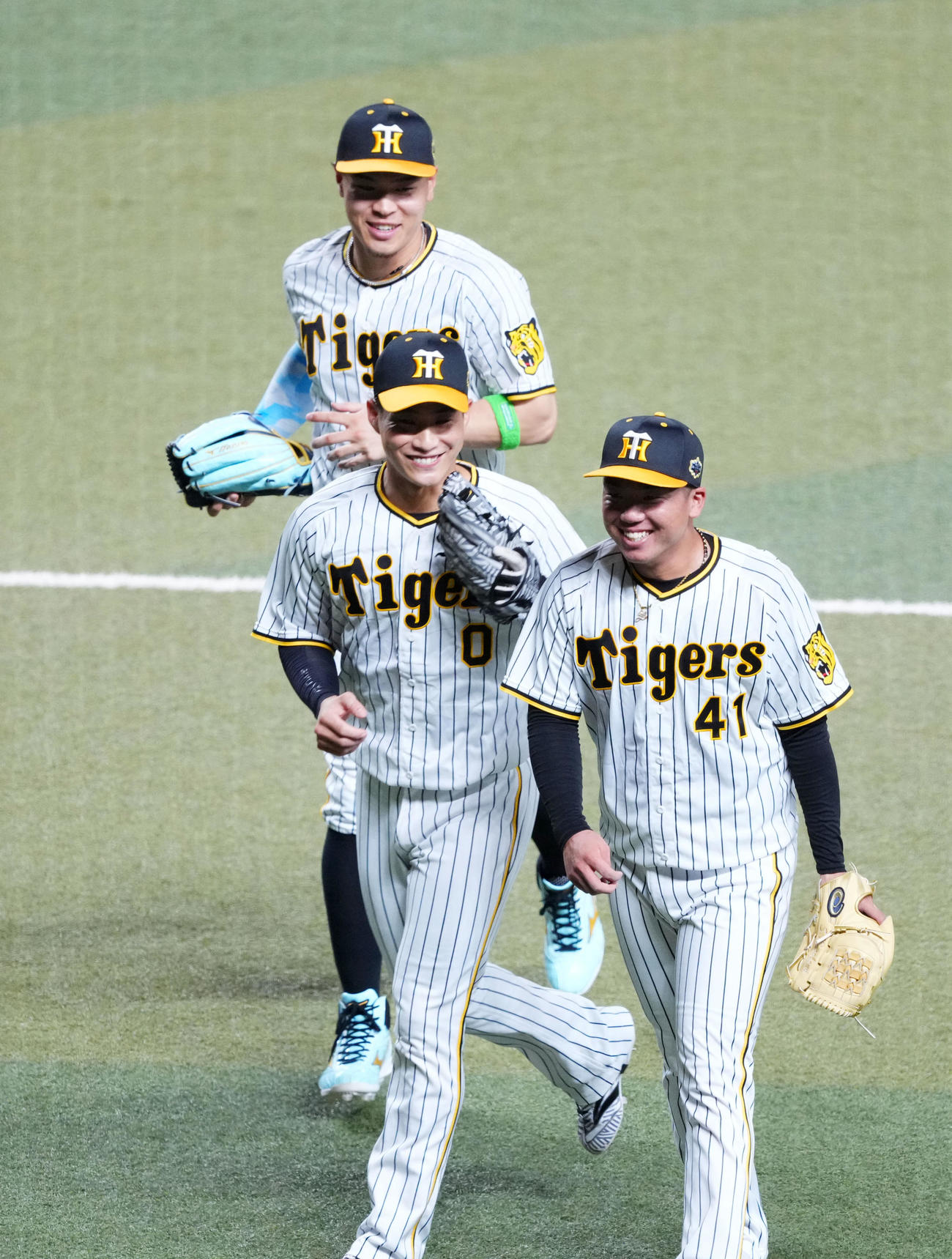 全セ対全パ　1回表を終え、全セ木浪（中央）に頭をたたかれ笑顔を見せる村上。左は佐藤輝（撮影・横山健太）