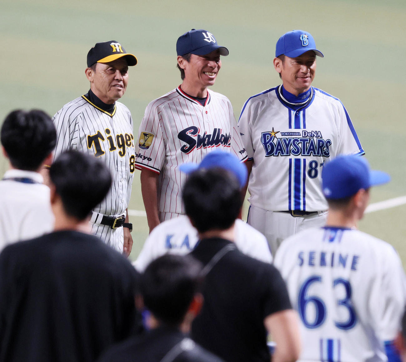 全セ対全パ　高津監督を中心に左に岡田コーチ、右に三浦コーチで記念写真を撮影（撮影・加藤哉）