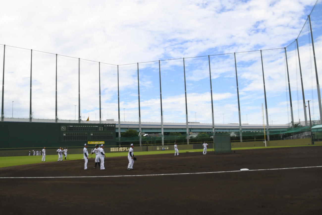 元阪神・横田慎太郎さんの訃報の翌日、2軍鳴尾浜球場には半旗が掲げられた（撮影・中野椋）