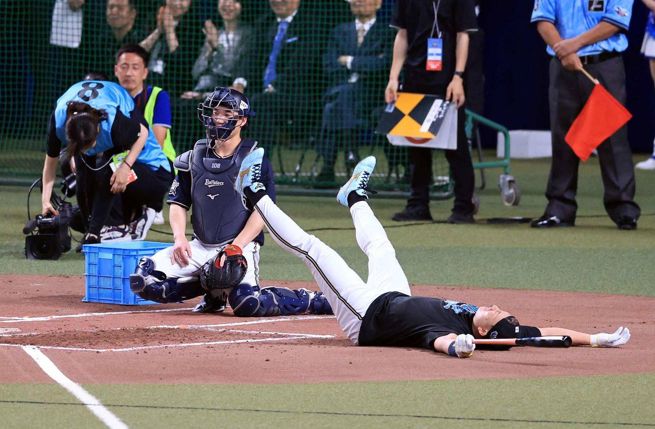 本塁打競争1回戦で延長戦となり、疲れ切って倒れるオリックス杉本（撮影・浅見桂子）