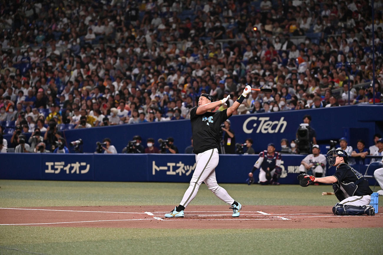 全セ対全パ　本塁打競争で快音を響かせる全パ杉本（撮影・滝沢徹郎）
