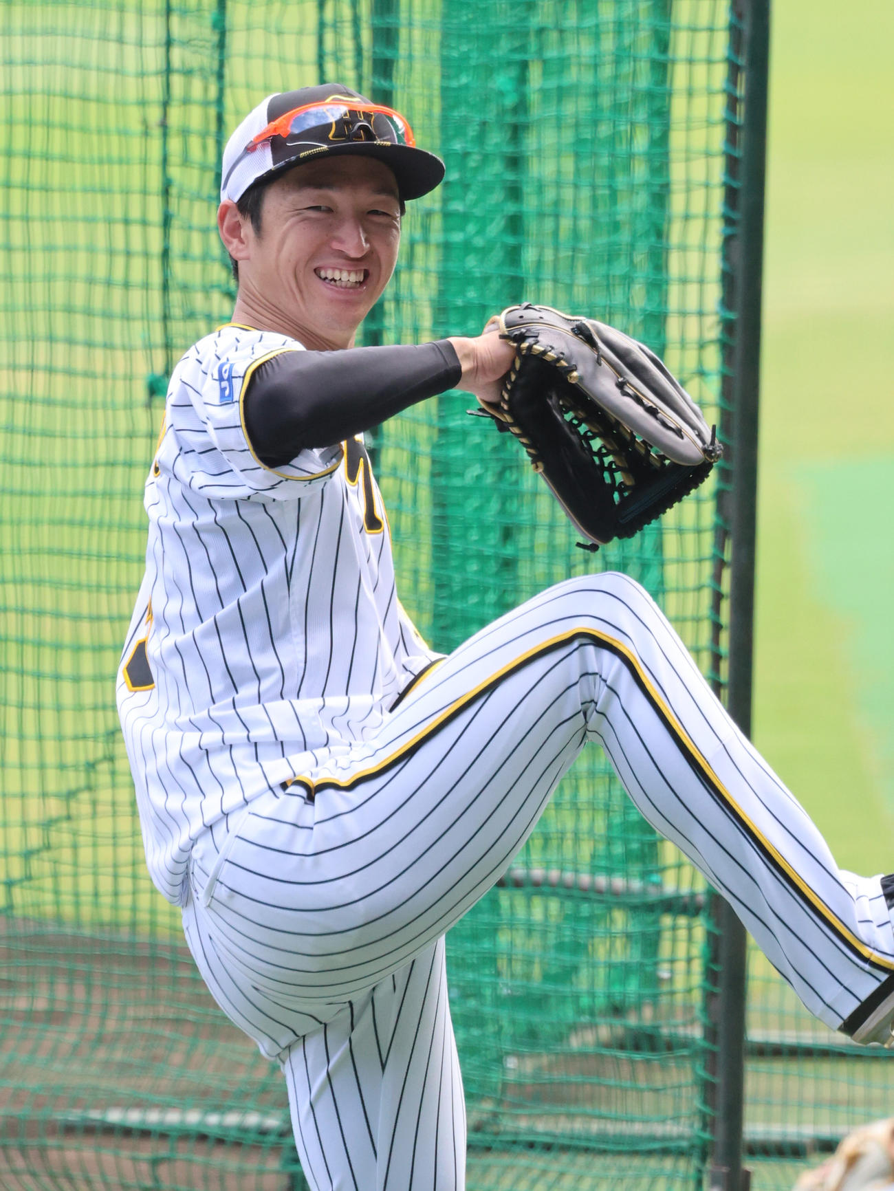 キャッチボールを行う阪神近本（撮影・清水貴仁）