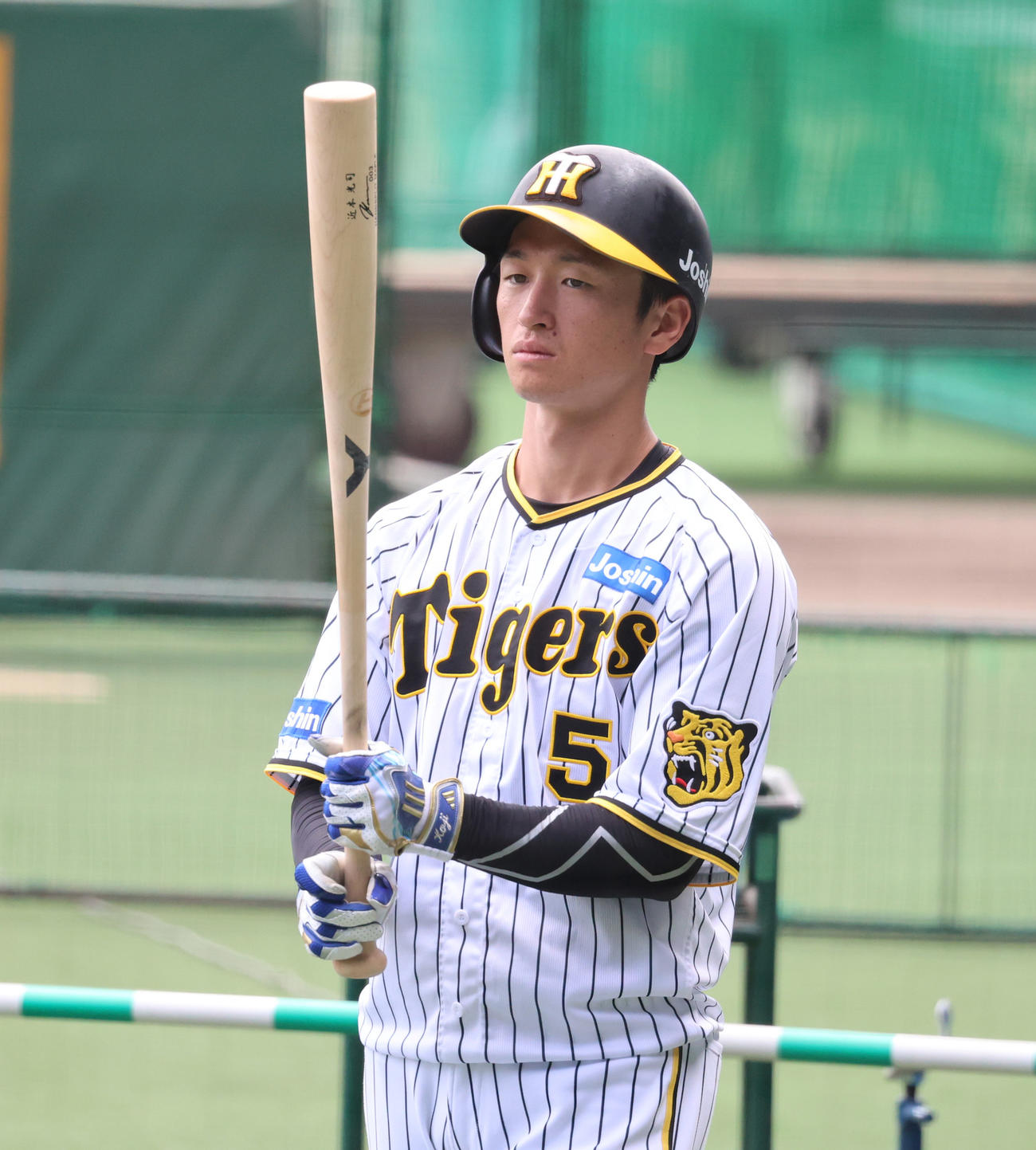 バットを手に打撃練習に向かう阪神近本（撮影・清水貴仁）