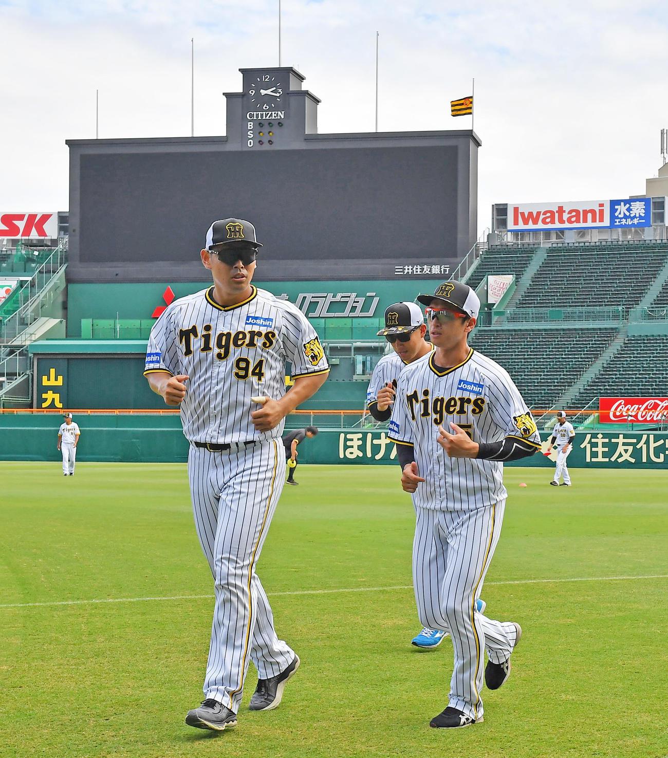 ウオーミングアップを終え移動する阪神原口（左）と近本（撮影・清水貴仁）