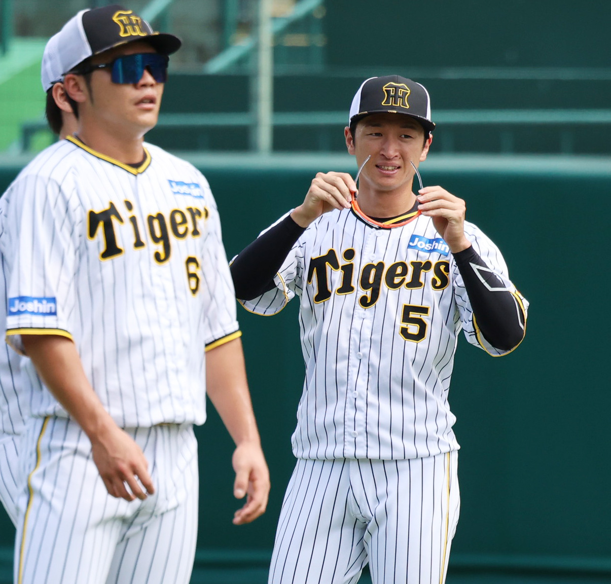 1軍に合流した阪神近本（右）（撮影・清水貴仁）