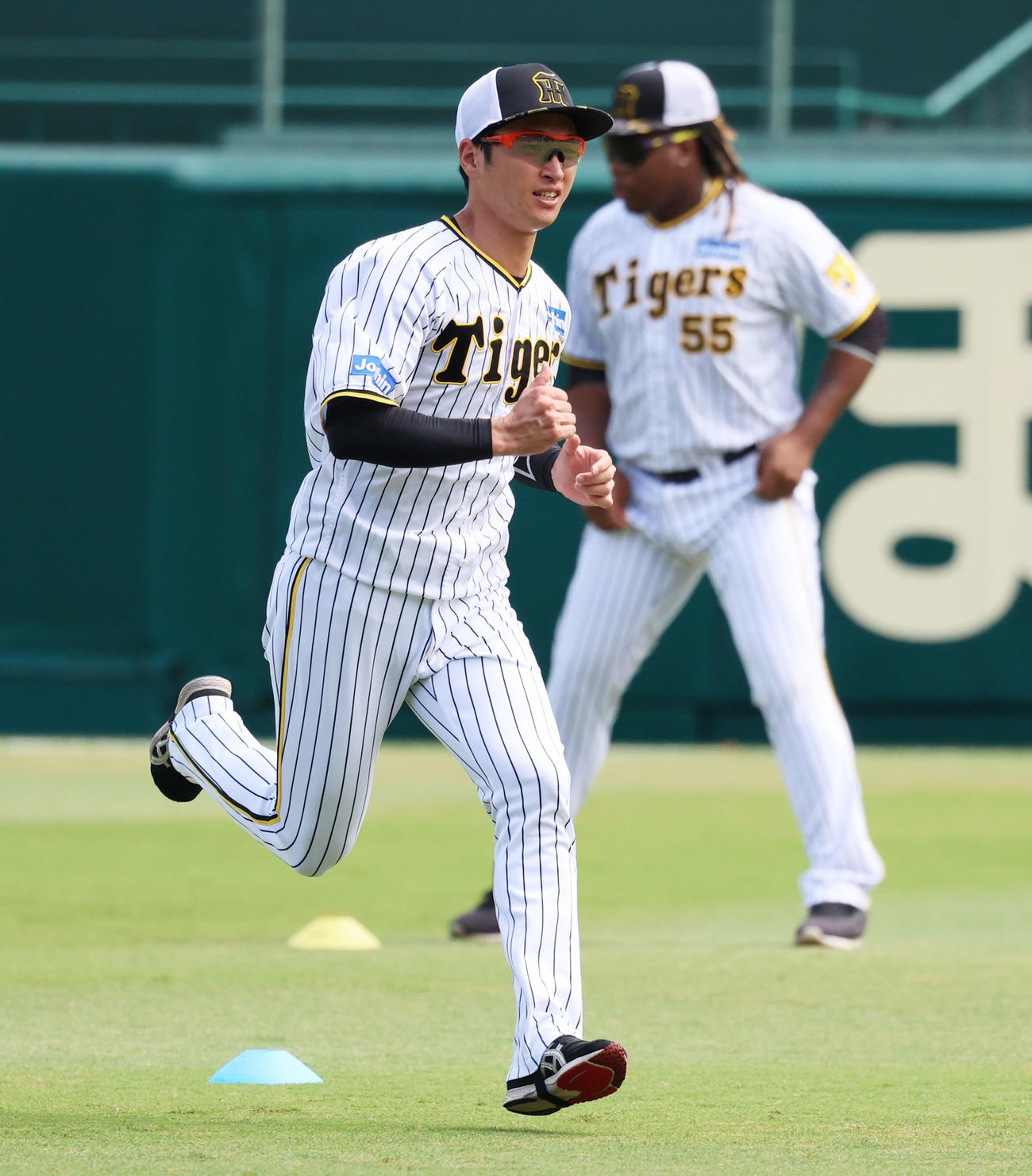 ウオーミングアップを行う阪神近本（撮影・清水貴仁）