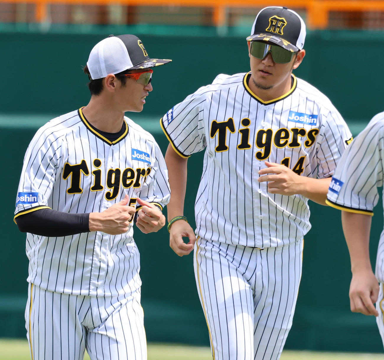 練習を行う近本（左）と岩貞（撮影・清水貴仁）