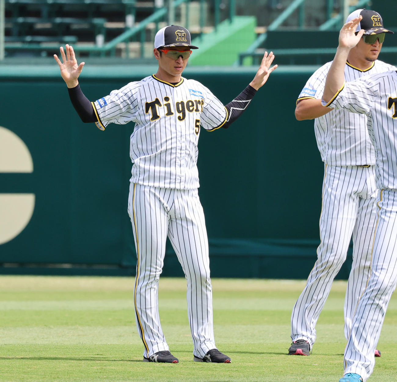 1軍に合流した阪神近本（左）（撮影・清水貴仁）