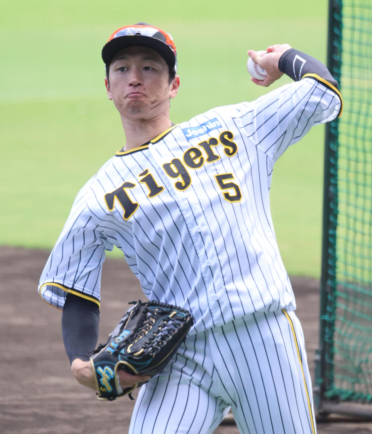 キャッチボールを行う阪神近本（撮影・清水貴仁）