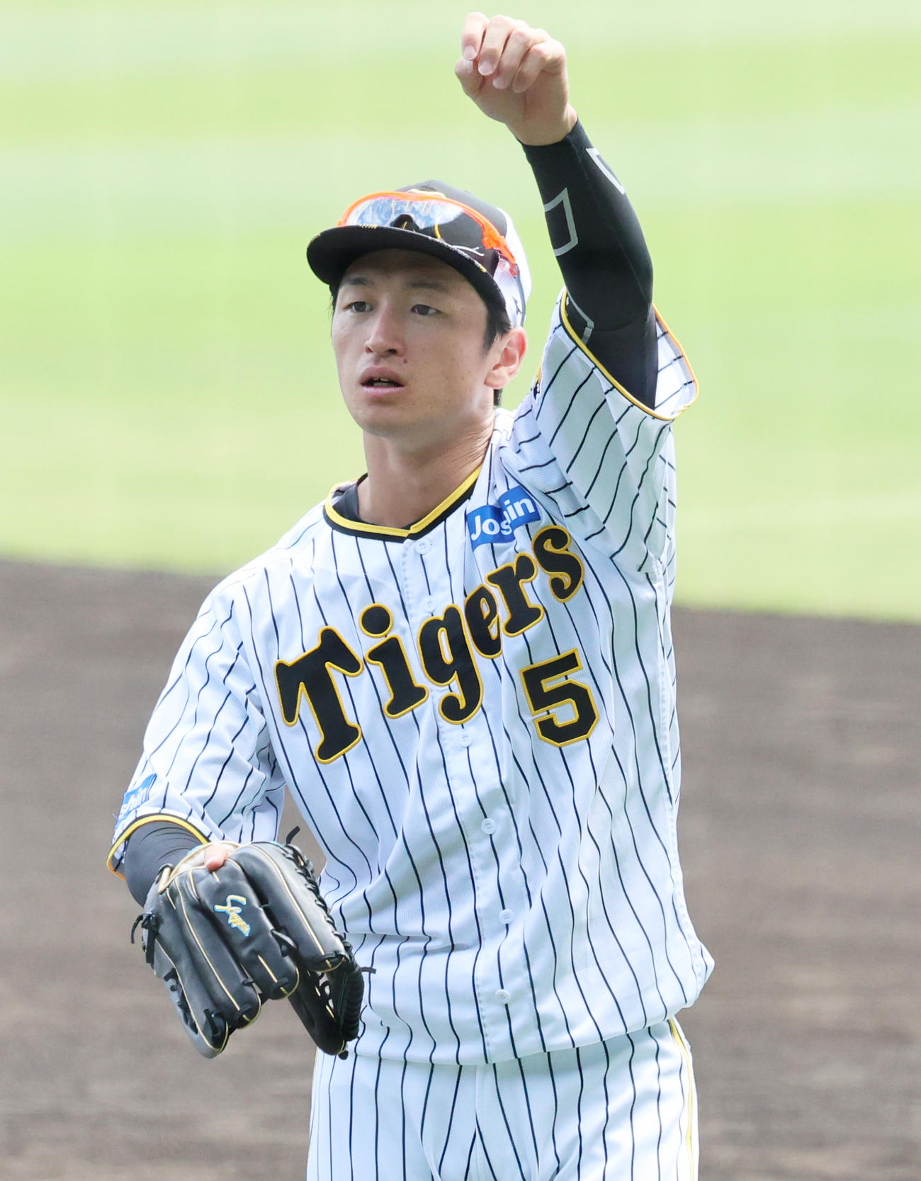 キャッチボールで肩を回す阪神近本（撮影・清水貴仁）