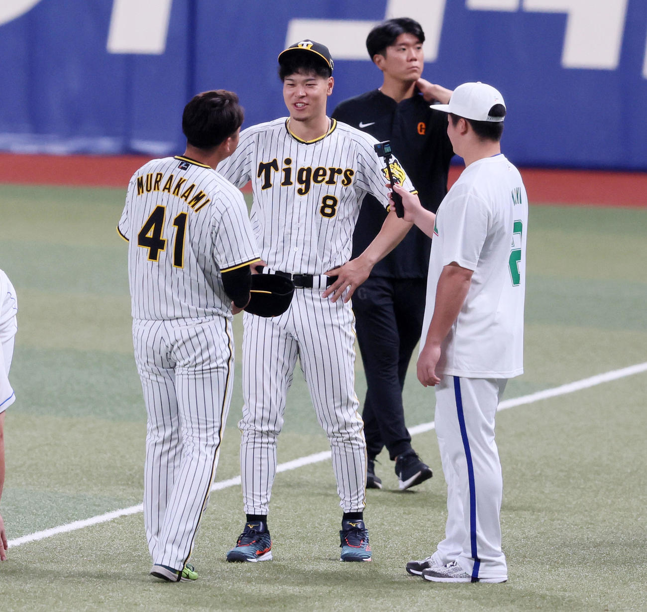 全セ対全パ　小型カメラで牧から撮影され笑顔を見せる佐藤輝。左は村上（撮影・加藤哉）