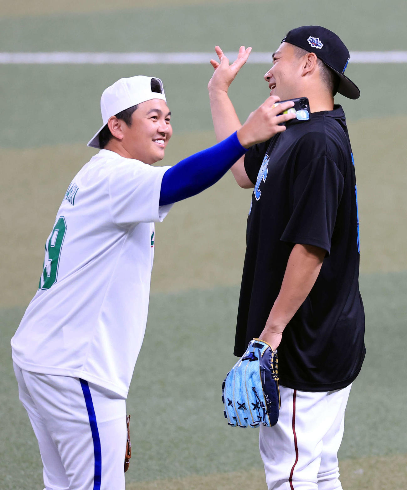 全セ対全パ　試合前、談笑する山崎（左）と田中将（撮影・浅見桂子）