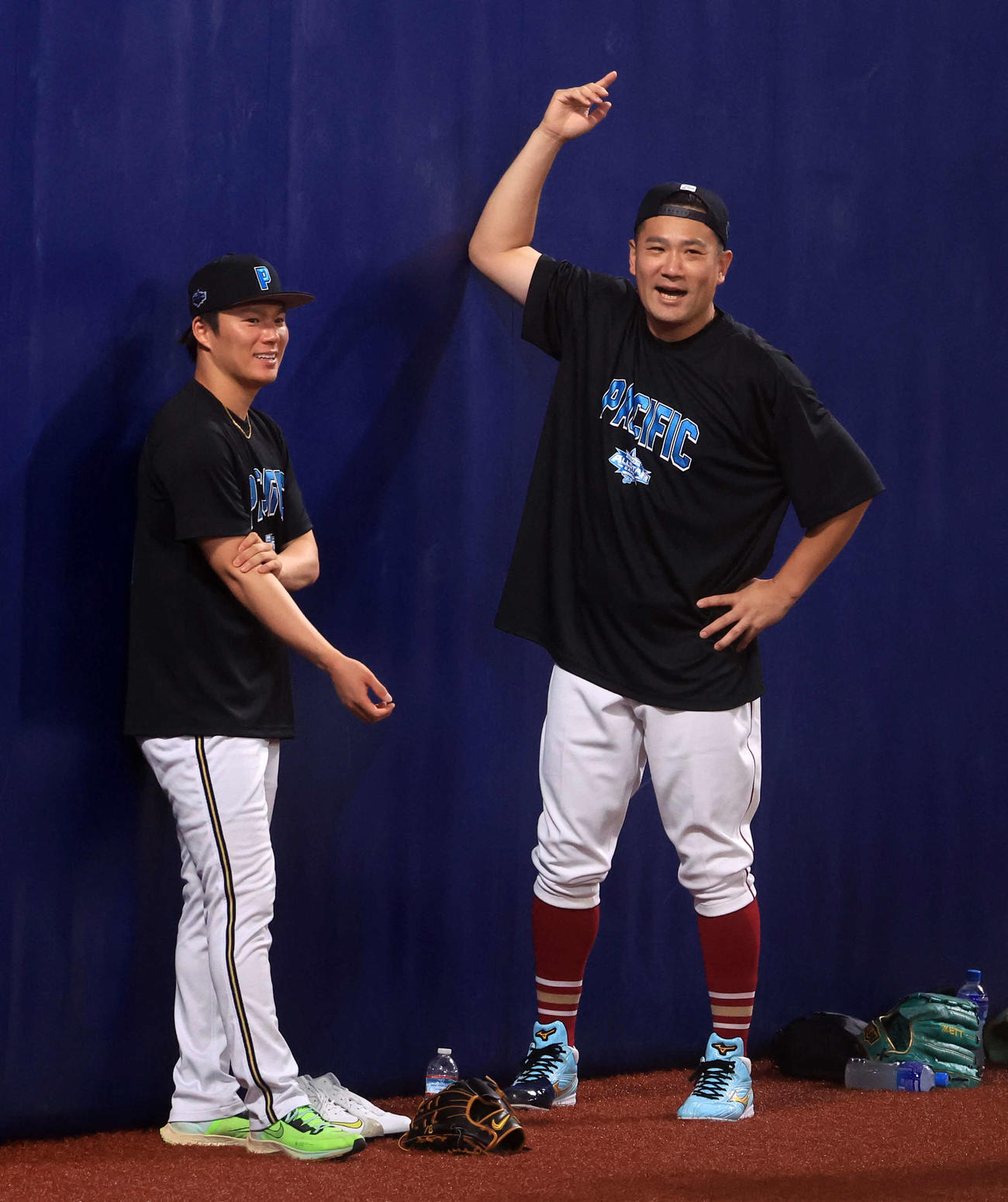 全セ対全パ　試合前、談笑する山本（左）と田中将（撮影・浅見桂子）