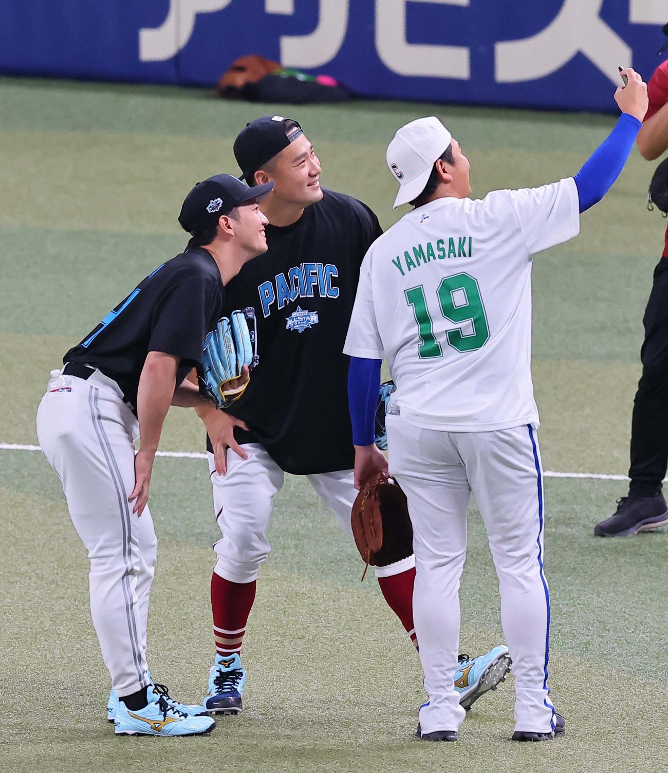全セ対全パ　田中（中央）は山崎（右）栗原と記念撮影をする（撮影・上田博志）