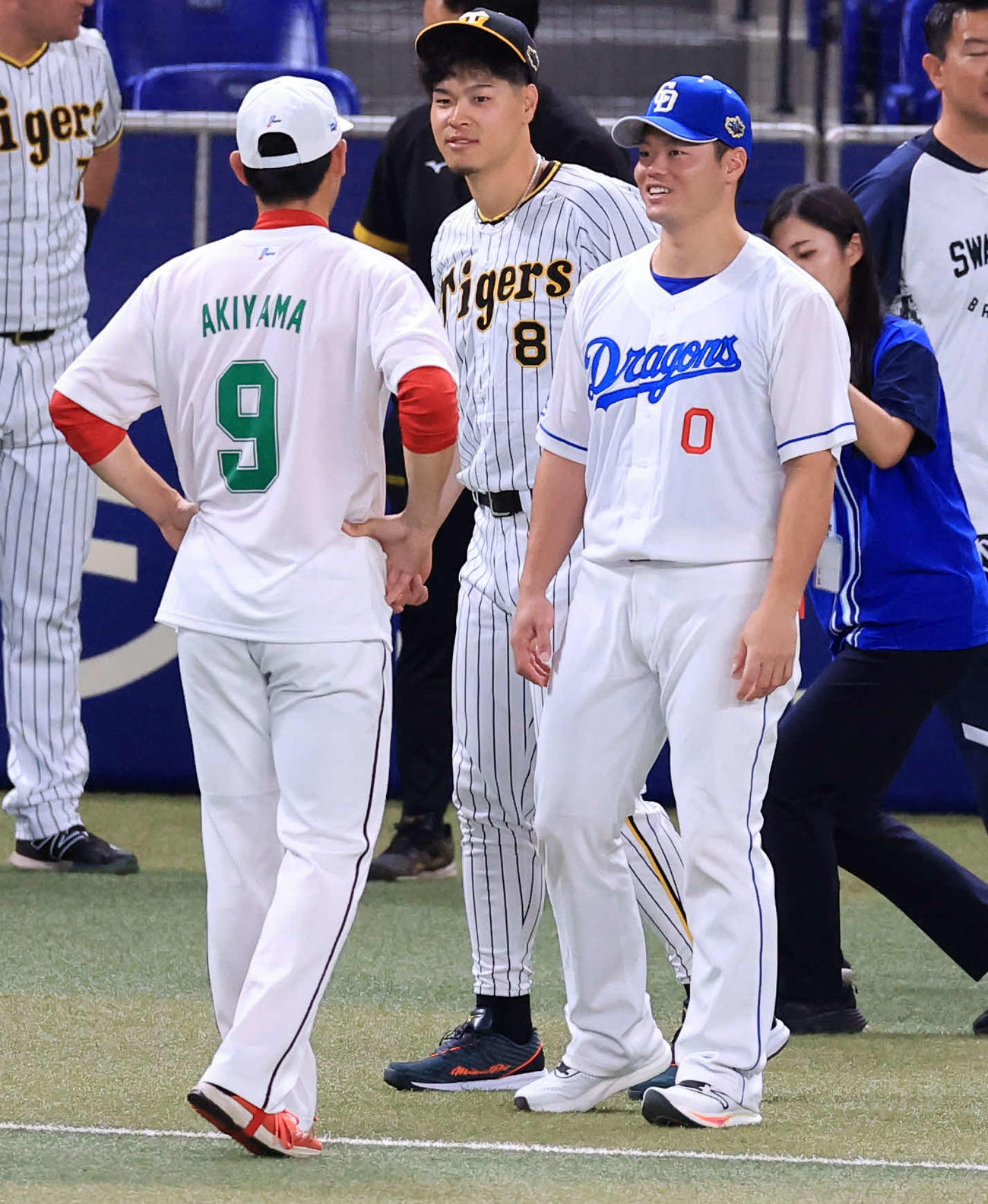 全セ対全パ　試合前、談笑する、左から秋山、佐藤輝、細川（撮影・浅見桂子）