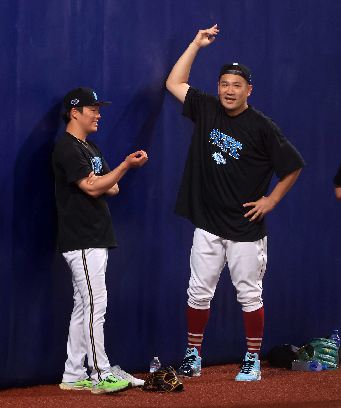 全セ対全パ　試合前、談笑する山本（左）と田中将（撮影・浅見桂子）