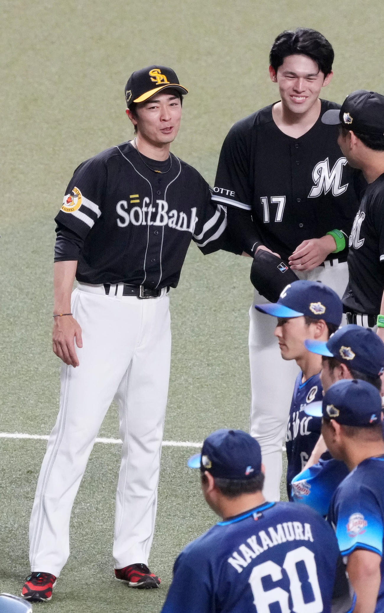 全セ対全パ　言葉を交わす全パ和田（左）と佐々木朗（撮影・横山健太）