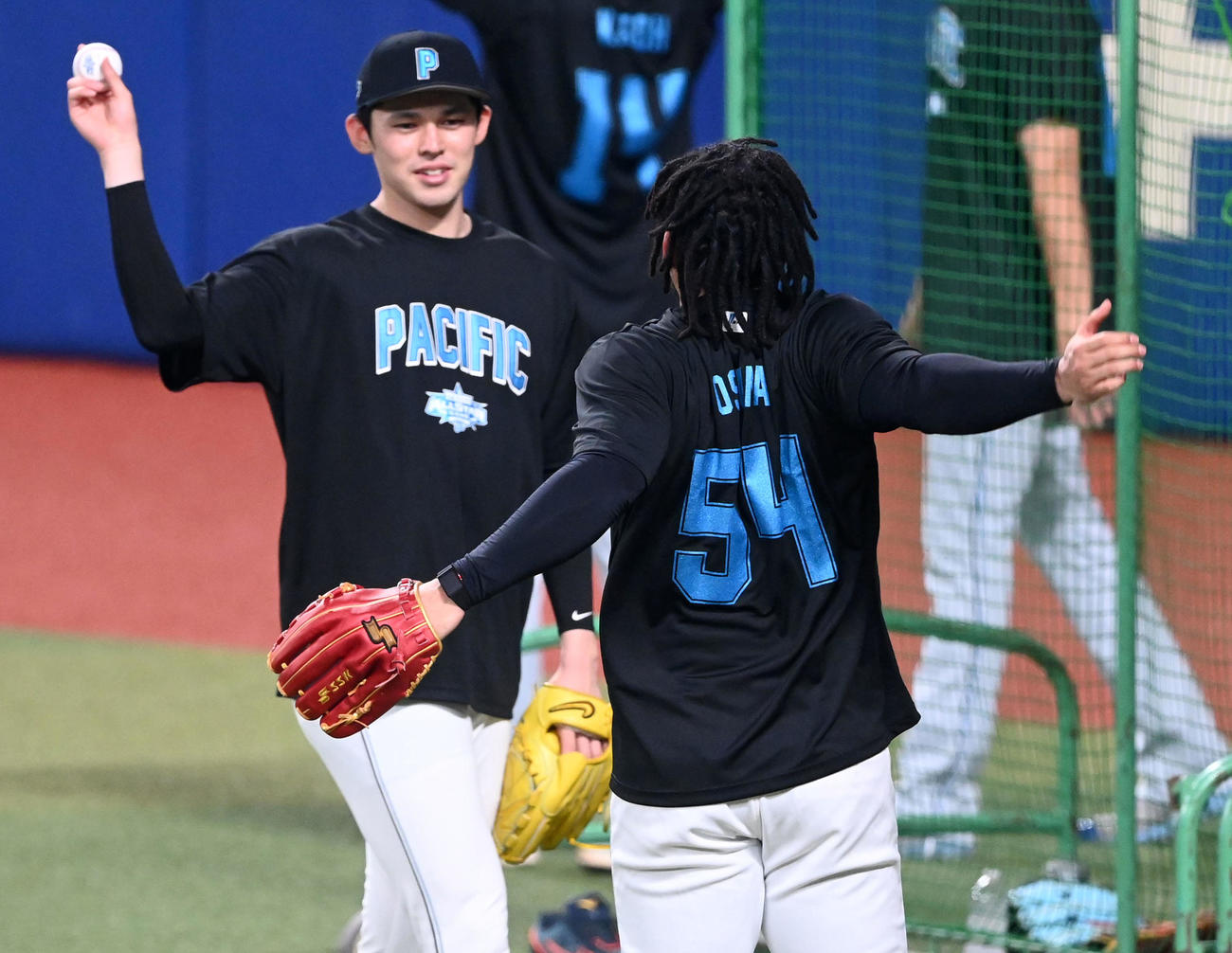 全セ対全パ　試合前、ソフトバンク・オスナ（背中）と笑顔でキャッチボールを行うロッテ佐々木朗（撮影・前岡正明）
