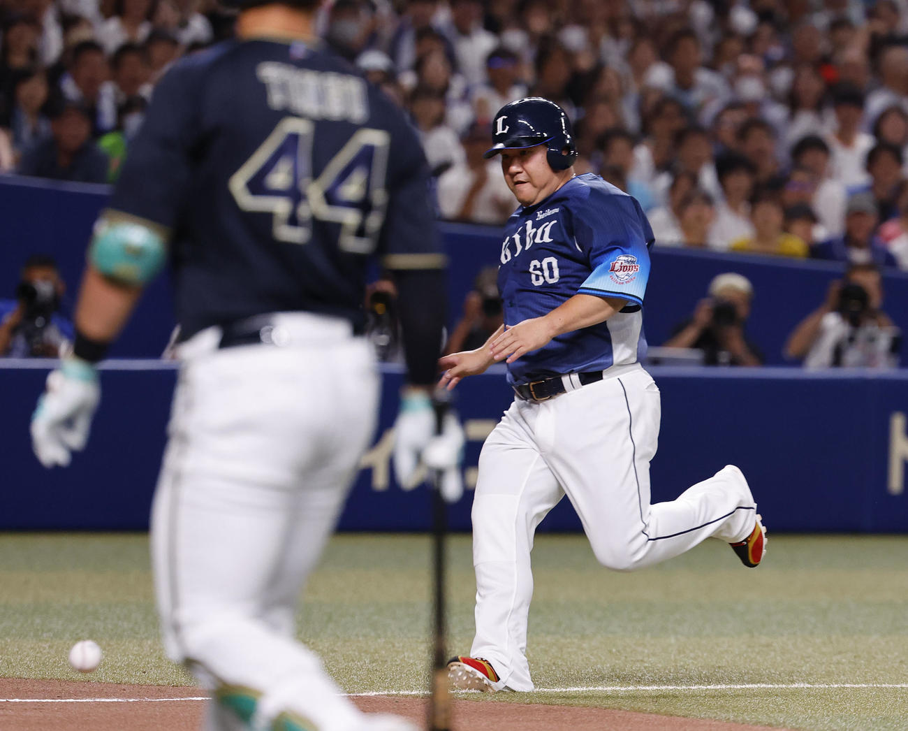 全セ対全パ　6回表全パ無死一、三塁、頓宮の右犠飛で生還する中村剛（撮影・藤尾明華）