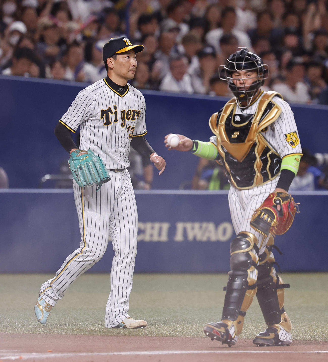 全セ対全パ　6回表全パ無死一、三塁、頓宮に右犠飛を許した岩崎（左）（撮影・藤尾明華）