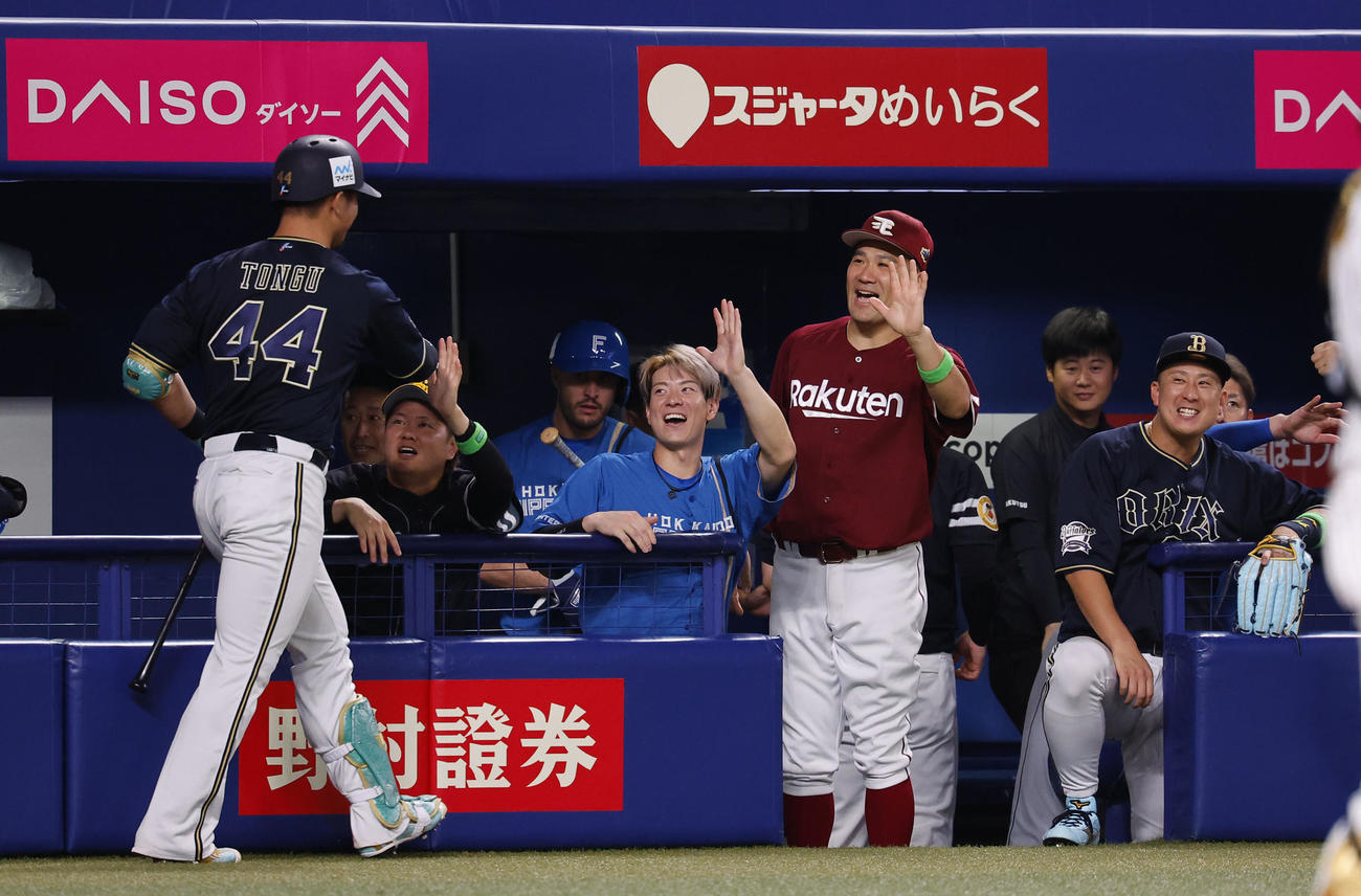 犠飛を放った頓宮裕真を迎える松本剛（中央左）、田中将大（中央右）ら（撮影・藤尾明華）