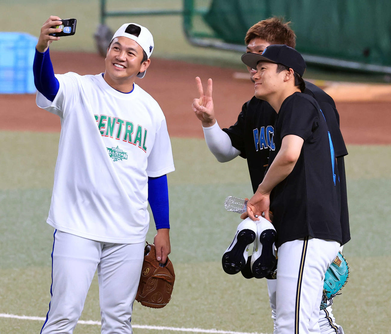 全セ対全パ　試合前、記念撮影する、左から山崎、頓宮、山本（撮影・浅見桂子）
