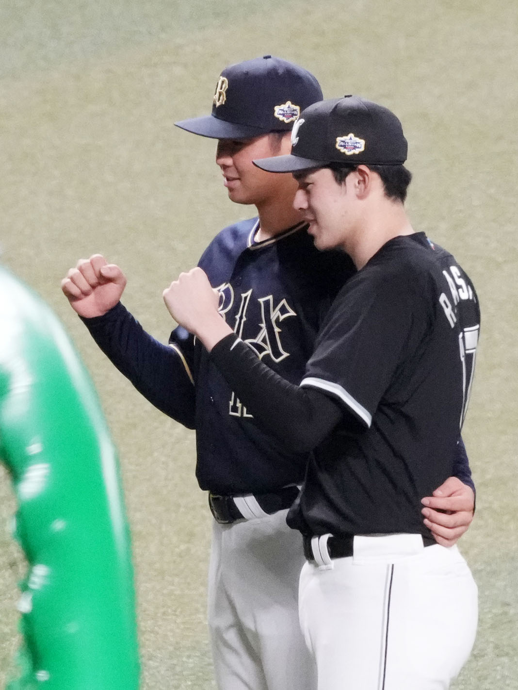 全セ対全パ　試合前、記念撮影をする全パ山下（左）と佐々木朗（撮影・横山健太）
