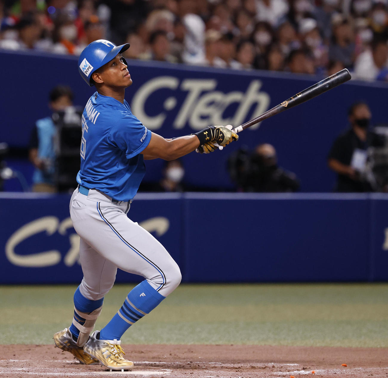 全セ対全パ　7回表全パ1死、万波が右越えに本塁打を放つ（撮影・藤尾明華）
