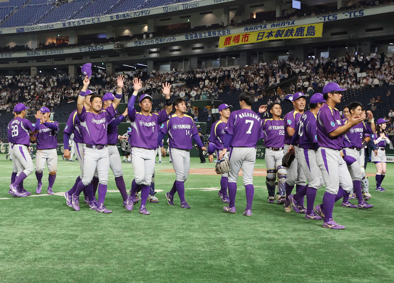 日本製鉄鹿島対ヤマハ　勝利したヤマハの選手たち（撮影・宮地輝）