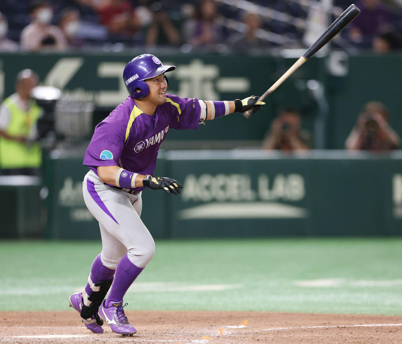 日本製鉄鹿島対ヤマハ　5回裏ヤマハ2死満塁、勝ち越し3点適時三塁打を放つ矢幡（撮影・宮地輝）
