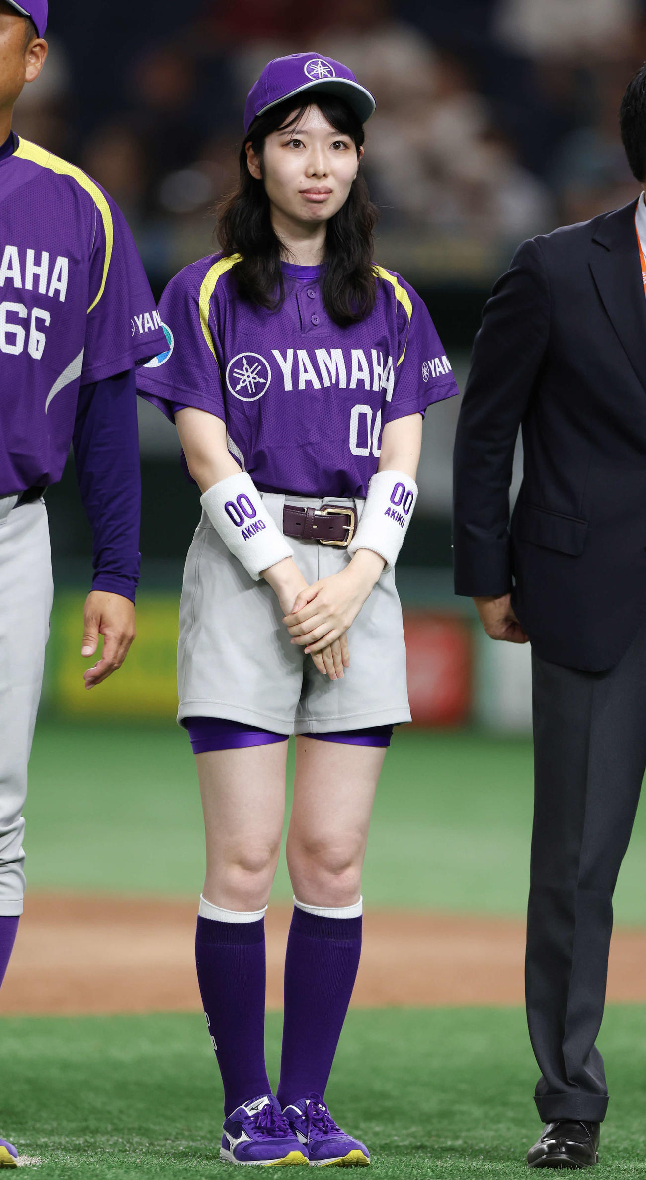 日本製鉄鹿島対ヤマハ　試合後、整列するヤマハダイヤモンド◇サポーターの青柳明子さん（撮影・宮地輝）