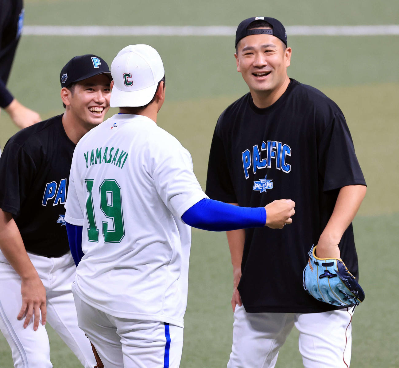 全セ対全パ　試合前、談笑する、左から栗原、山崎、田中将（撮影・浅見桂子）