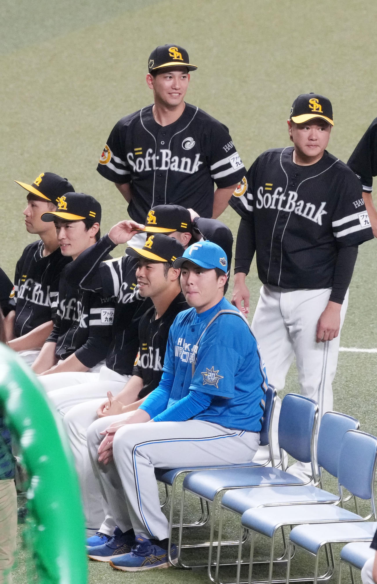 全セ対全パ　ソフトバンクの選手たちに混ざって座る全パ田中正（右）（撮影・横山健太）