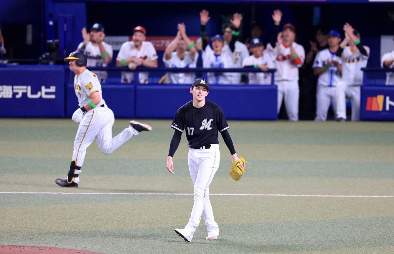 全セ対全パ　1回裏全セ2死、ノイジーに中前打を許し、苦笑いする佐々木朗（撮影・浅見桂子）