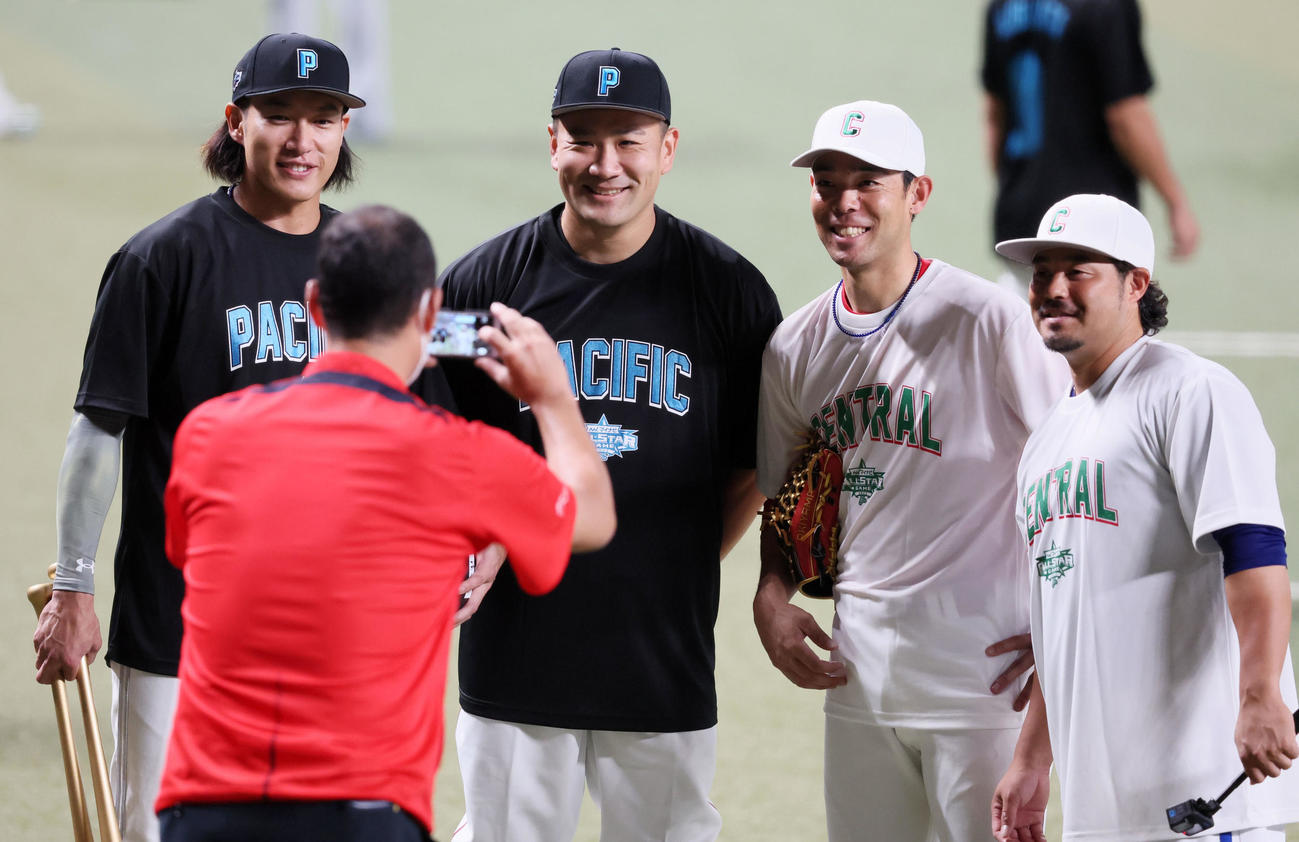 全セ対全パ　笑顔で記念写真に納まる左から柳田、田中将、秋山、宮崎（撮影・加藤哉）