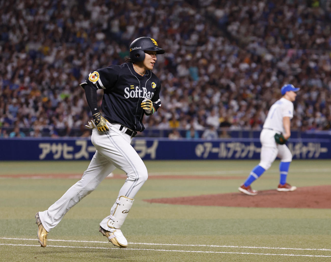 全セ対全パ　3回表全パ1死、右越えに本塁打を放ち一塁へ向かう柳田。右は小笠原（撮影・藤尾明華）