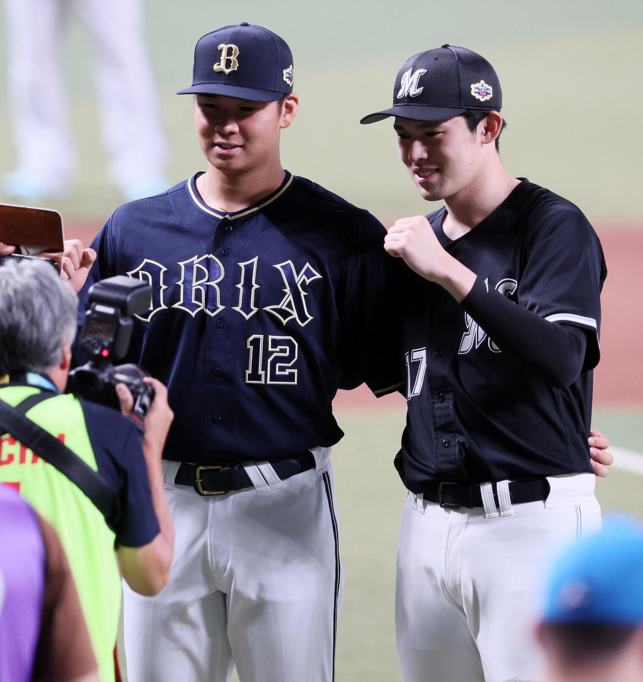 全セ対全パ　佐々木朗は山下（左）と記念写真に納まる（撮影・加藤哉）