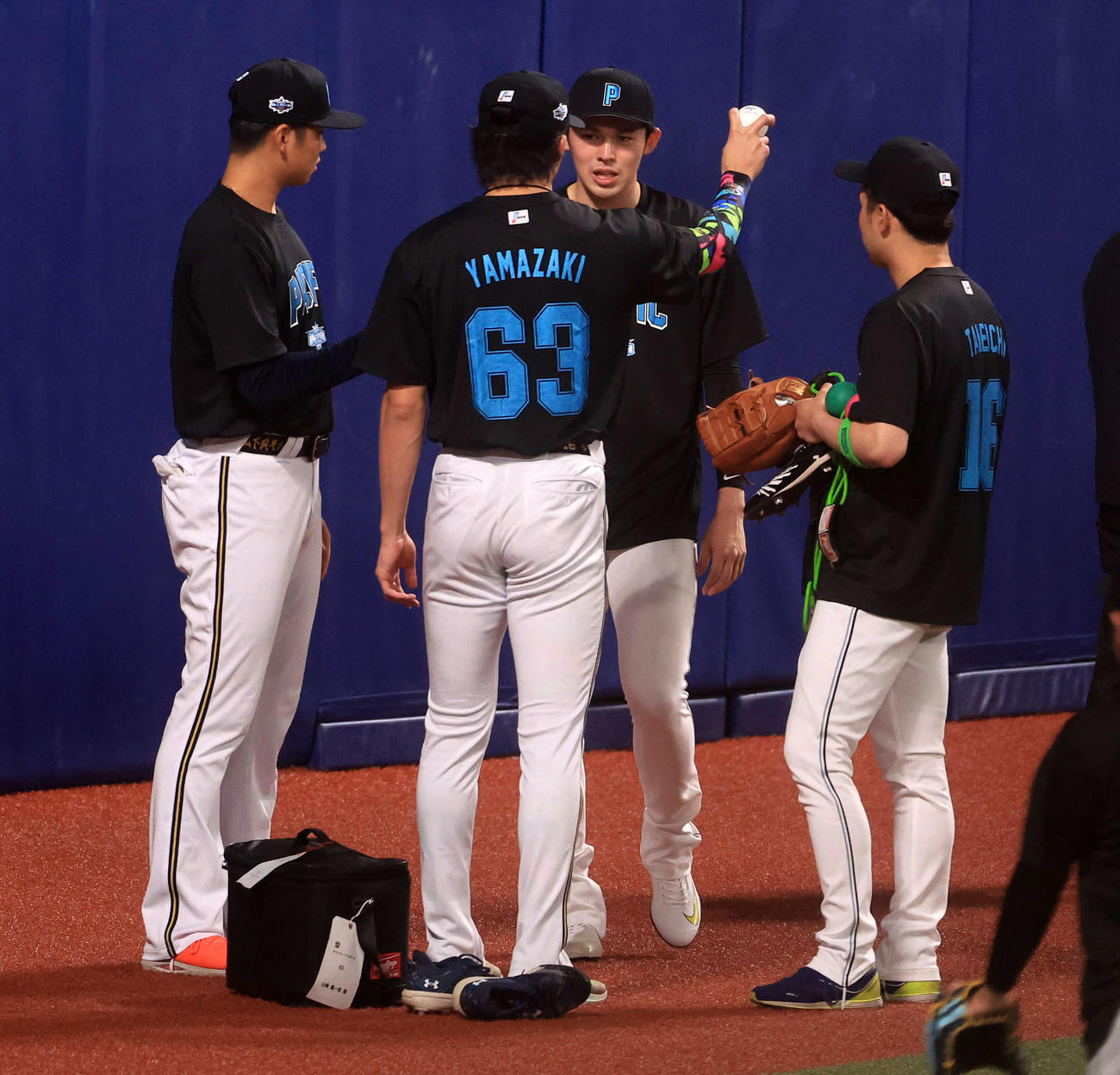 全セ対全パ　試合前、佐々木朗は、山下（左）、山崎福（左から2人目）らと握り談議。右は種市（撮影・浅見桂子）