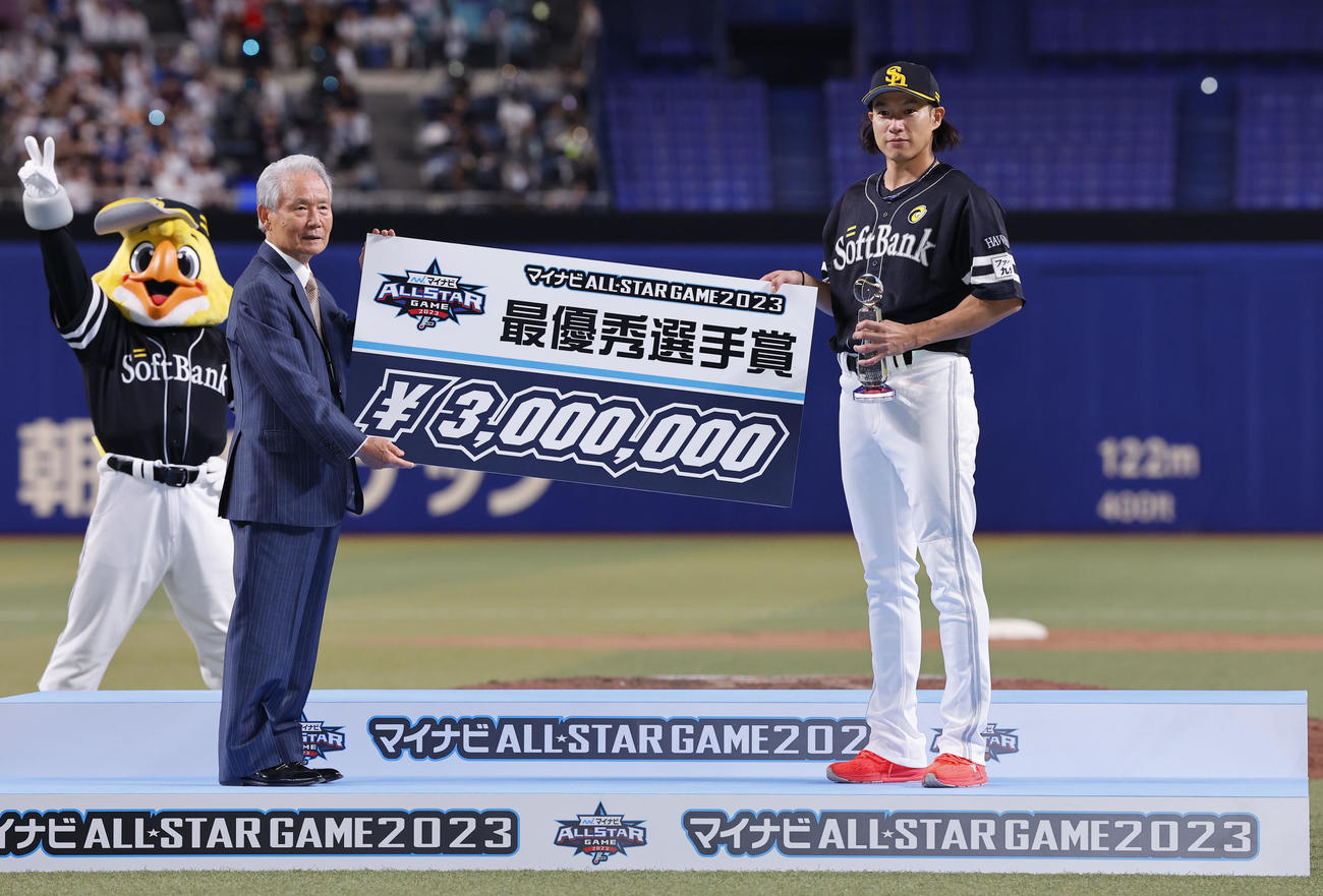 全セ対全パ　最優秀選手賞に輝いたソフトバンク柳田（撮影・藤尾明華）