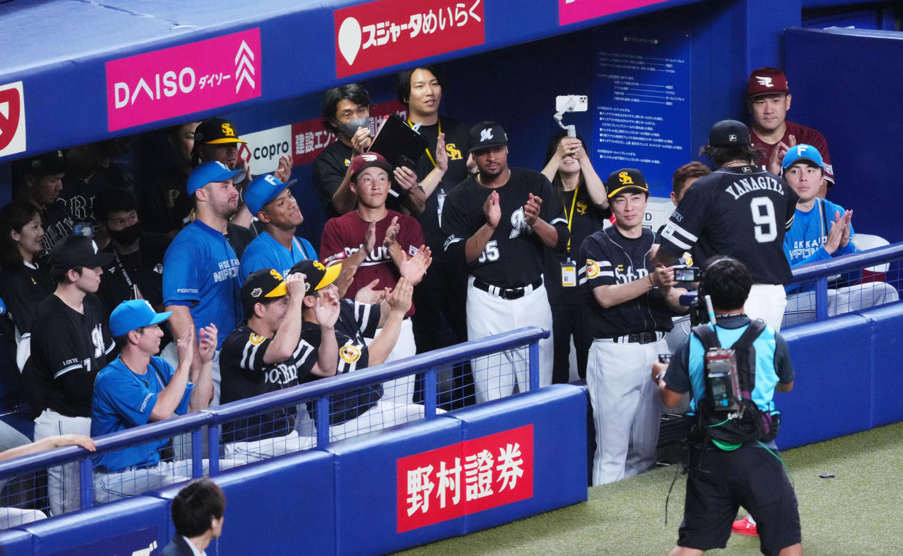全セ対全パ　MVPに選出された柳田（右から3人目）を拍手で迎える全パナイン（撮影・横山健太）